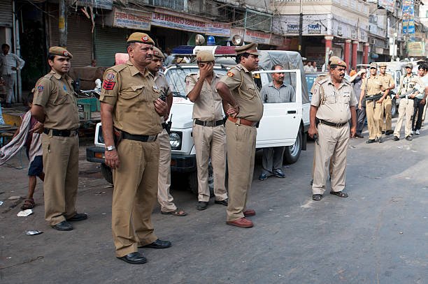 सड़क किनारे नग्न अवस्था में महिला की लाश, पुलिस जांच में जुटी