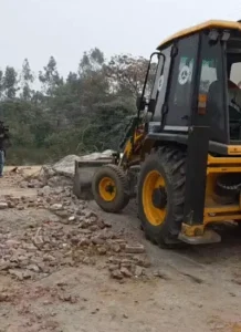 Sambhal Bulldozer Action: गांव वालों ने प्रशासन से पहले मस्जिद तोड़ी