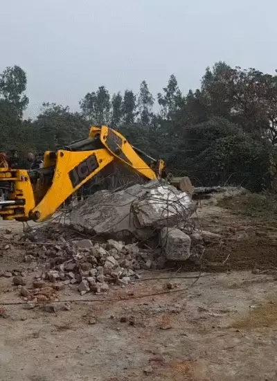 गांव वालों ने प्रशासन से पहले मस्जिद तोड़ी