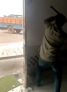 Sambhal Bulldozer Action: गांव वालों ने प्रशासन से पहले मस्जिद तोड़ी