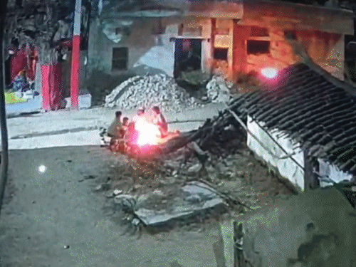 खामोश चीखें,पेट्रोल की आग में दौड़ता बेजुबान सांड