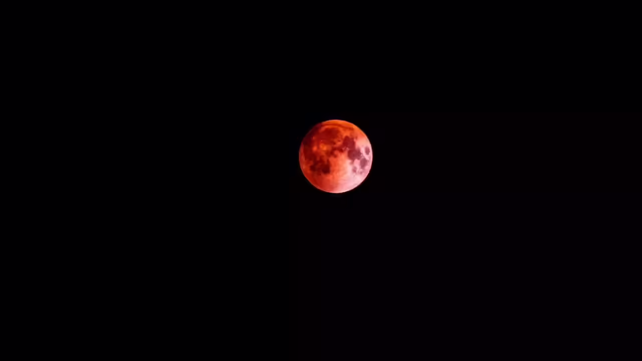 Blood Moon Eclipse: 3 मार्च की रात लाल होगा चांद, आसमान बोलेगा – क्या कमाल, क्या धमाल!