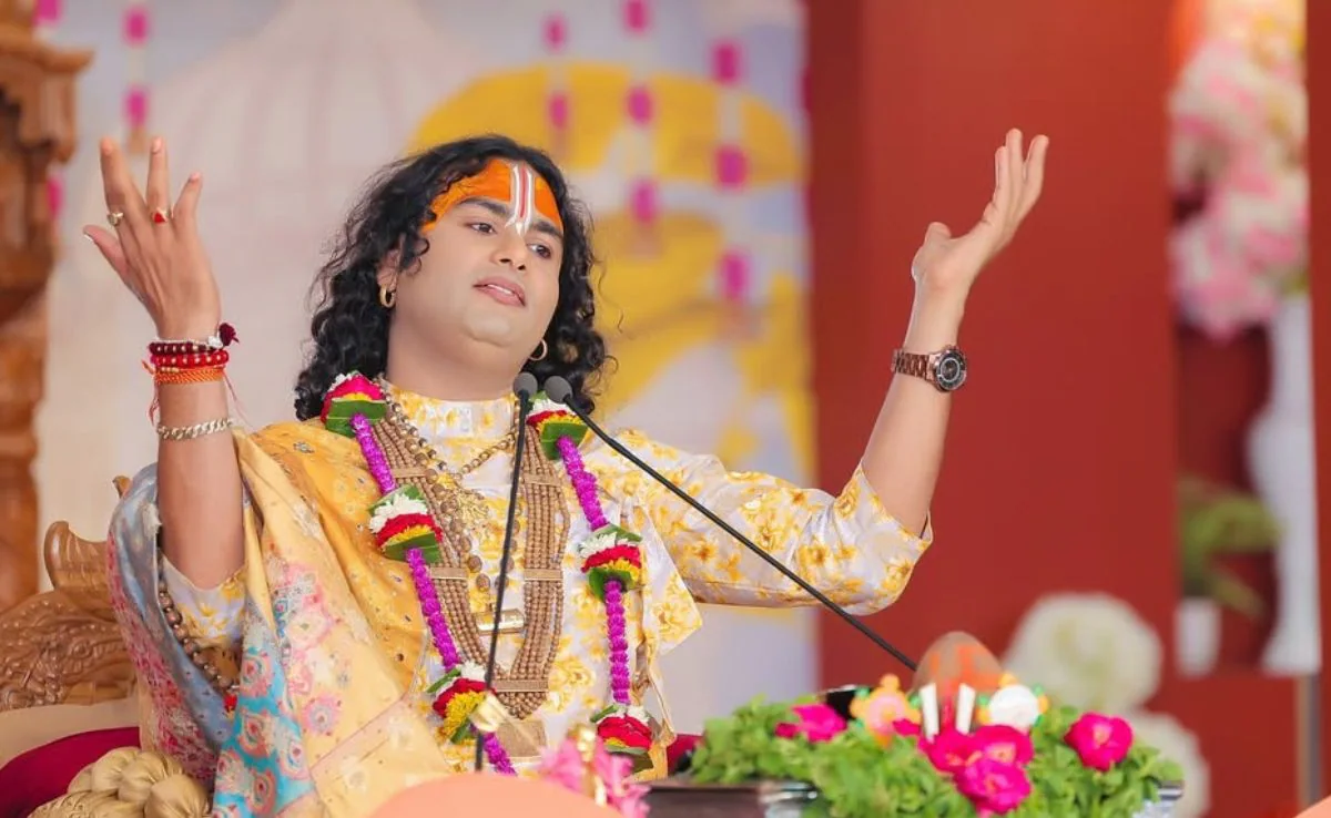 अनिरुद्धाचार्य के विवादित बयान पर फिर भड़के लोग, भागवत कथा में पुलिस ने किया लाठीचार्ज