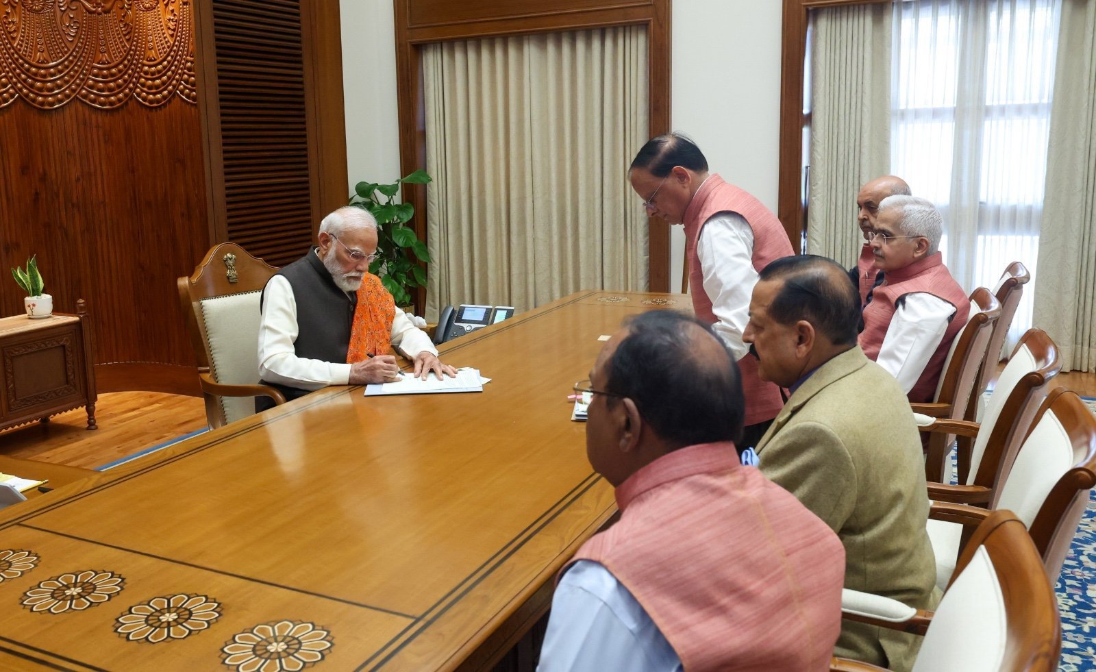 सेवा तीर्थ में PM मोदी का पहला साइन किन फाइलों पर?