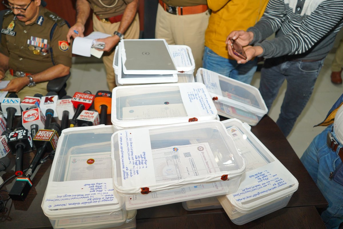 Kanpur News: फर्जी डिग्री और मार्कशीट बनाने वाले नेटवर्क का पर्दाफाश