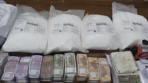 गोदाम में छापेमारी और पांच तस्कर गिरफ्तार