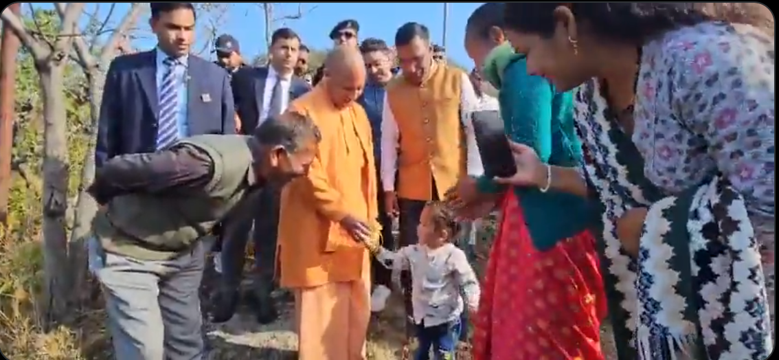 CM Yogi: सीएम योगी ने पैतृक गांव पंचूर में बिताए फुर्सत के पल