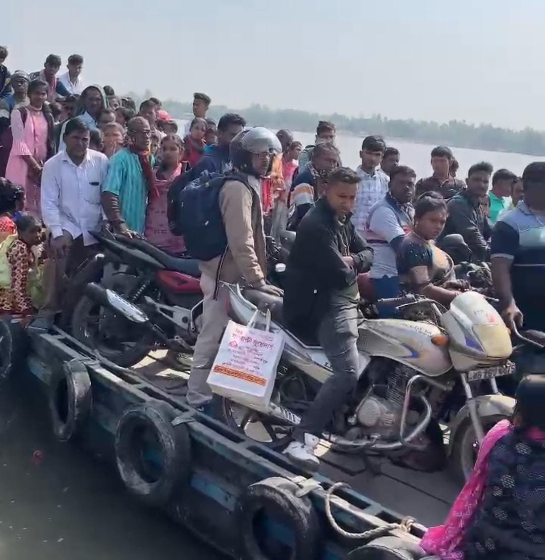 जान जोखिम में डालकर नदी पार