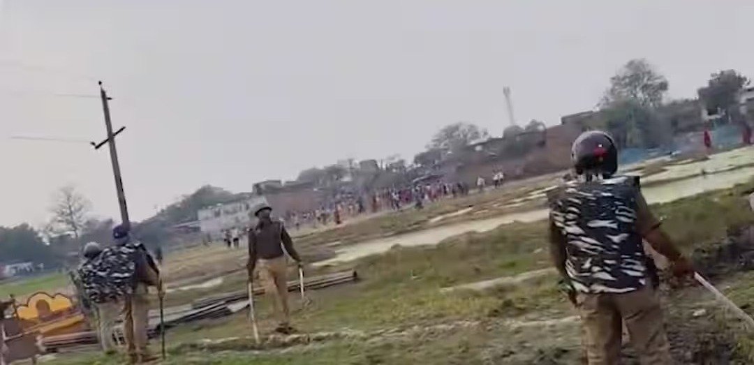 बलिया में तालाब से अतिक्रमण हटाने गई प्रशासनिक टीम पर पथराव