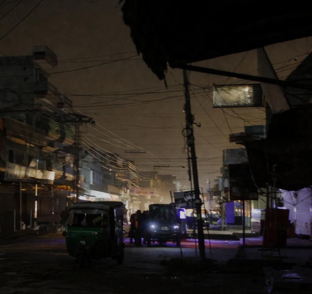 Pakistan News: कराची के पॉश इलाके में डिजिटल विज्ञापन बोर्ड पर अश्लील वीडियो से मचा बवाल