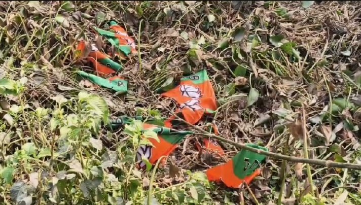 बीजेपी झंडे फाड़ने की घटना