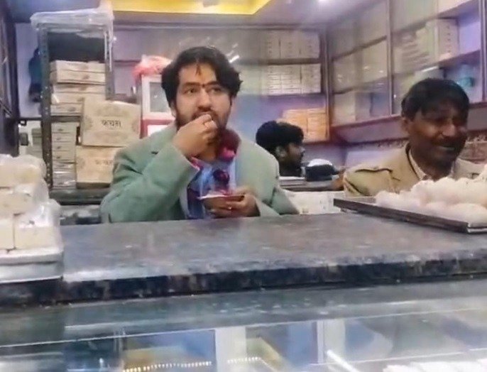 लड्डू ले लो, बर्फी ले लो, पेड़ा ले लो भागेश्वर बाबा को मिठाइयाँ बेचते देख उमड़ पड़ी भक्तों की भारी भीड़