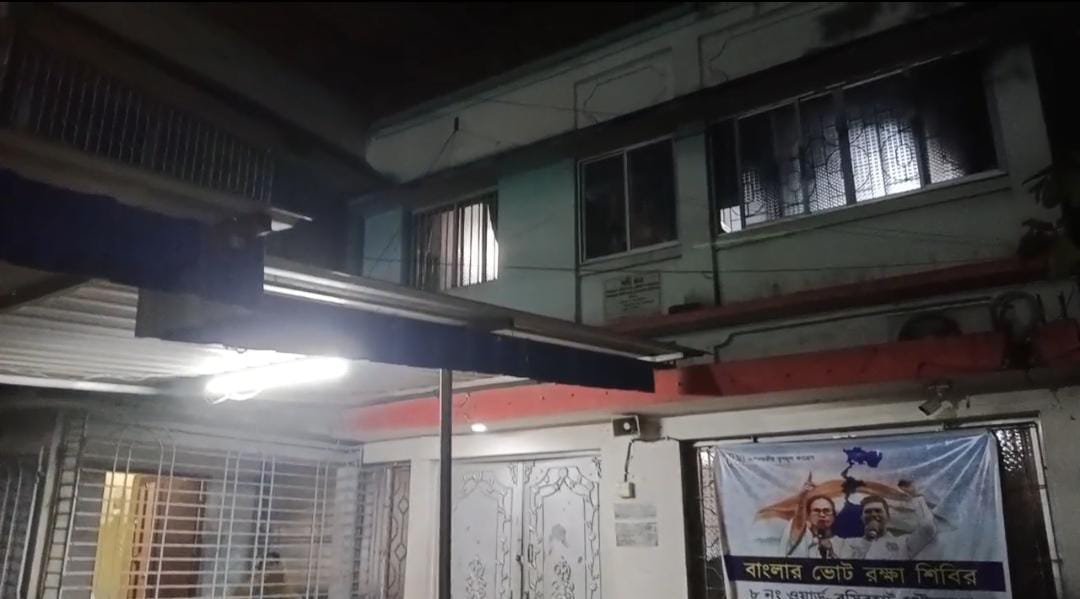 टीएमसी नेता असीत मजूमदार के घर पर बमबाजी