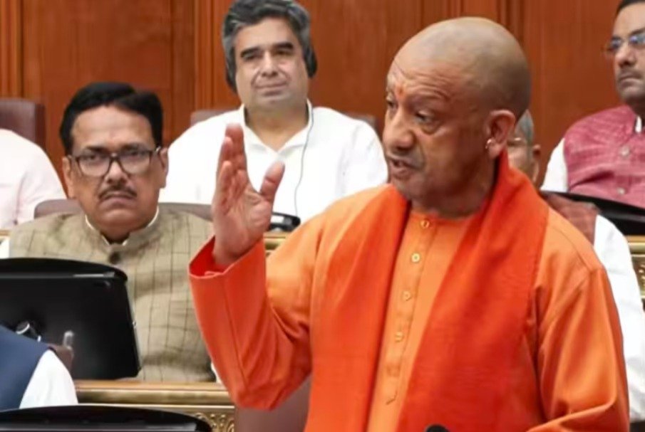 यूपी विधान परिषद् में सीएम योगी आदित्यनाथ