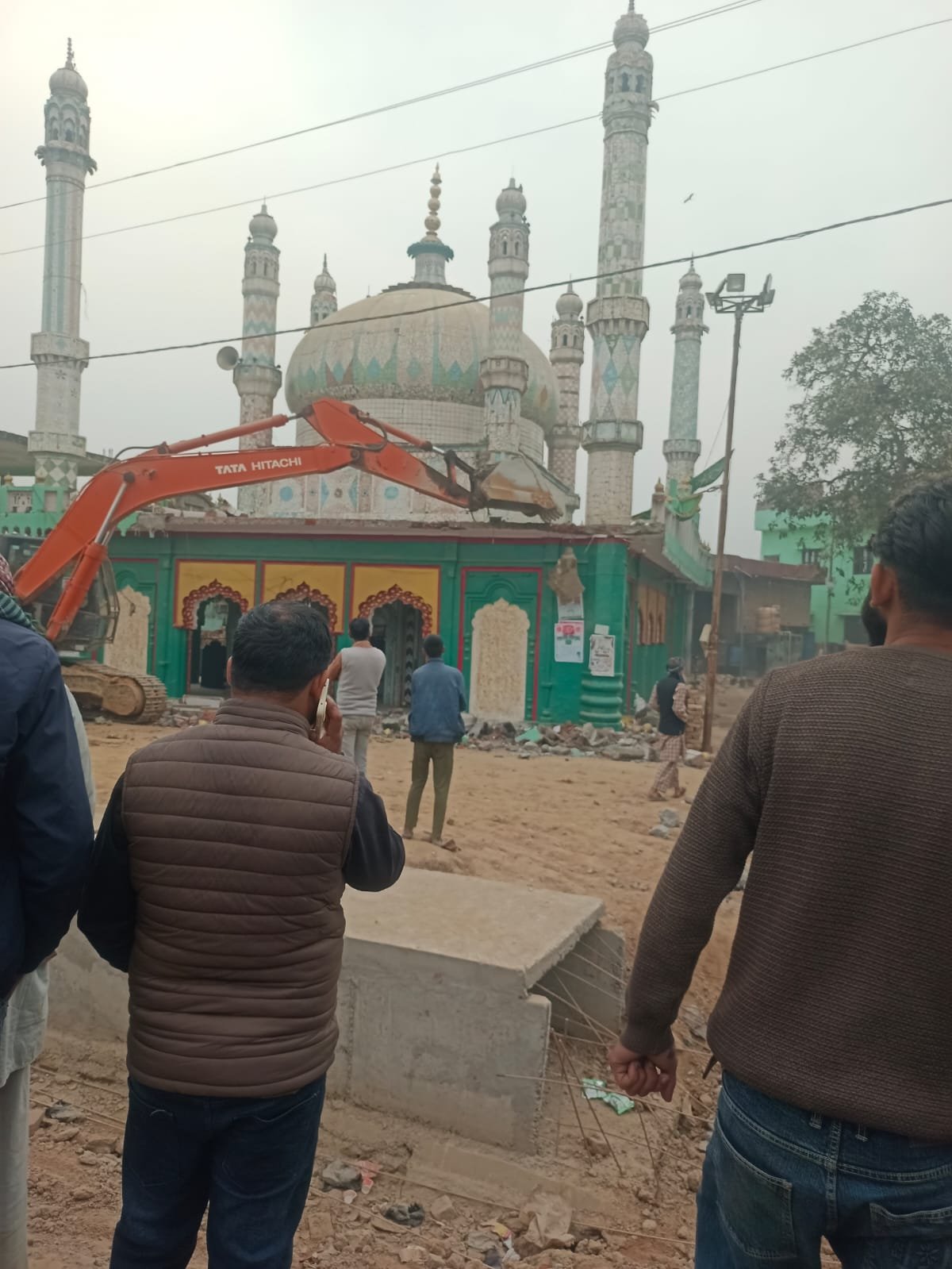 भोजपुर क्षेत्र स्थित दरगाह पर चला बुलडोजर