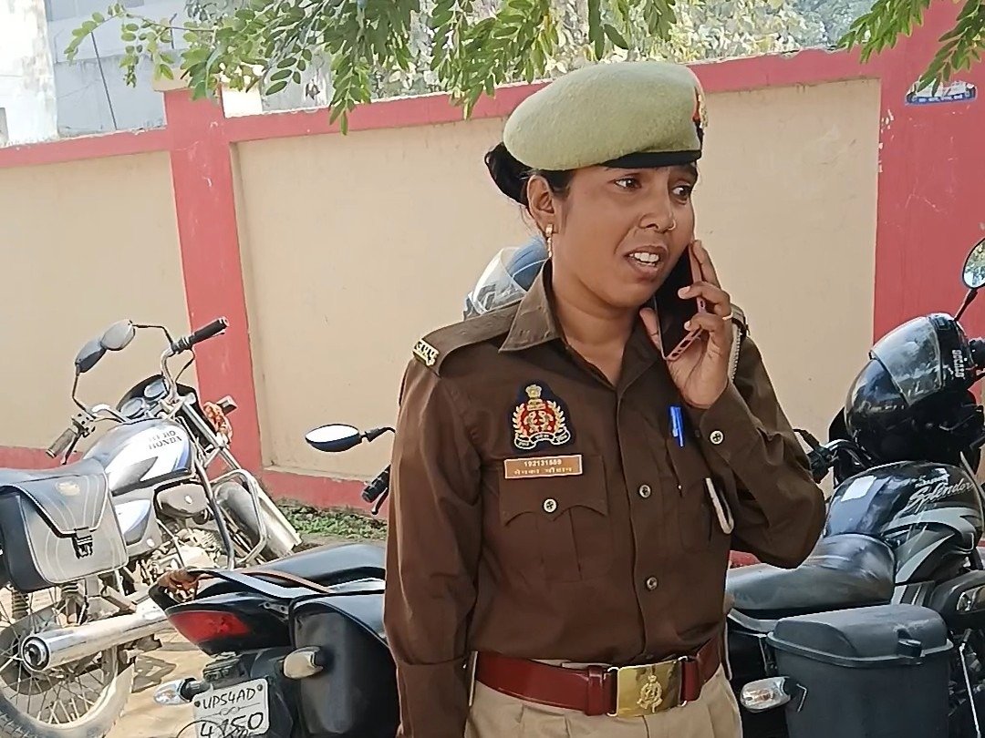 बस्ती में महिला कॉन्स्टेबल