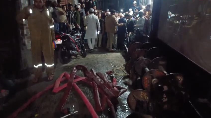 मेरठ : किदवई नगर में नमाज के वक्त आग ने घेरा परिवार