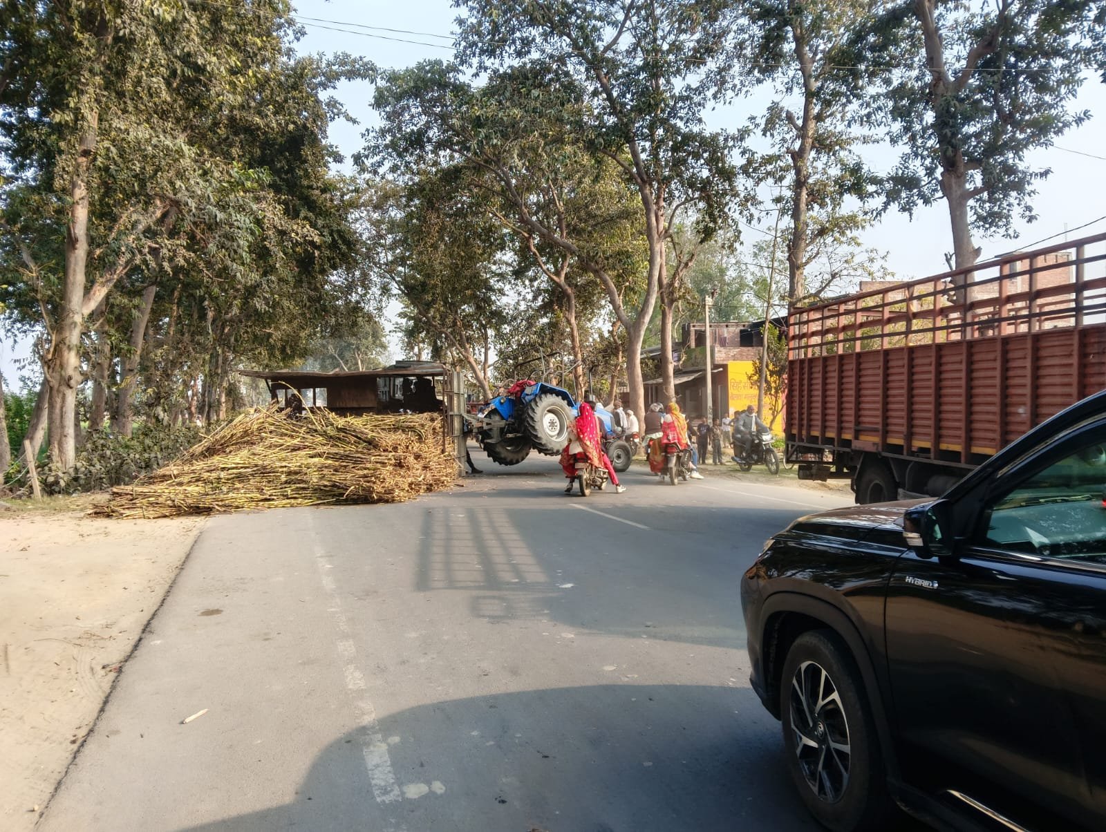 Lakhimpur अनियंत्रित ट्रैक्टर-ट्रॉली पलटी, सड़क पर मौत का तांडव टला; घंटों ठप रहा यातायात