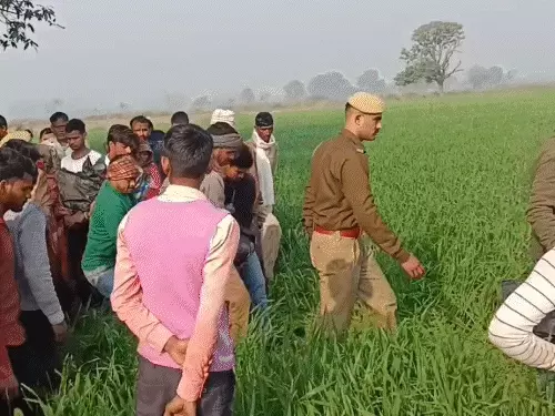 Uttar Pradesh: चाची-भतीजे ने पेड़ की डाल पर एक साथ की आत्महत्या