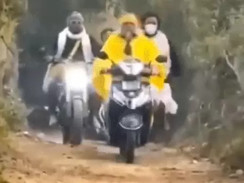 प्रेमानंद जी को स्कूटी चलाते देख दंग रह गए भक्त, वीडियो वायरल