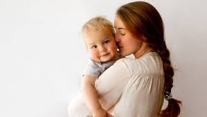 Post Pregnancy Hairfall: प्रसव के बाद हार्मोनल बदलाव का असर