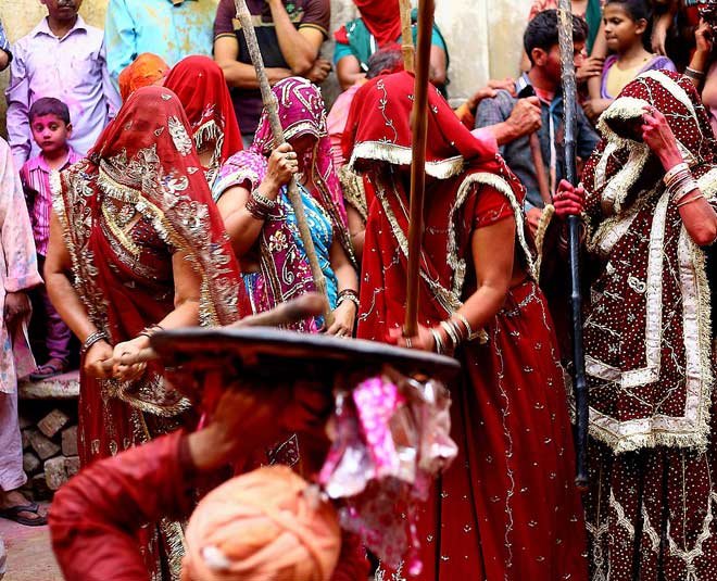 Braj Ki Holi 2026: क्यों मनाते हैं बरसाना में लट्ठमार होली, कैसे हुई इसकी शुरुआत
