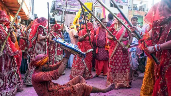 Braj ki Holi: जब बरसे लठ और उड़े गुलाल – ब्रज में मच गया होली का धमाल!