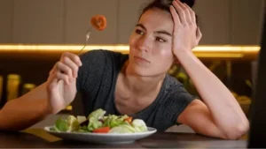 Night Eating Habits: रात में खाने की आदतों से बचें