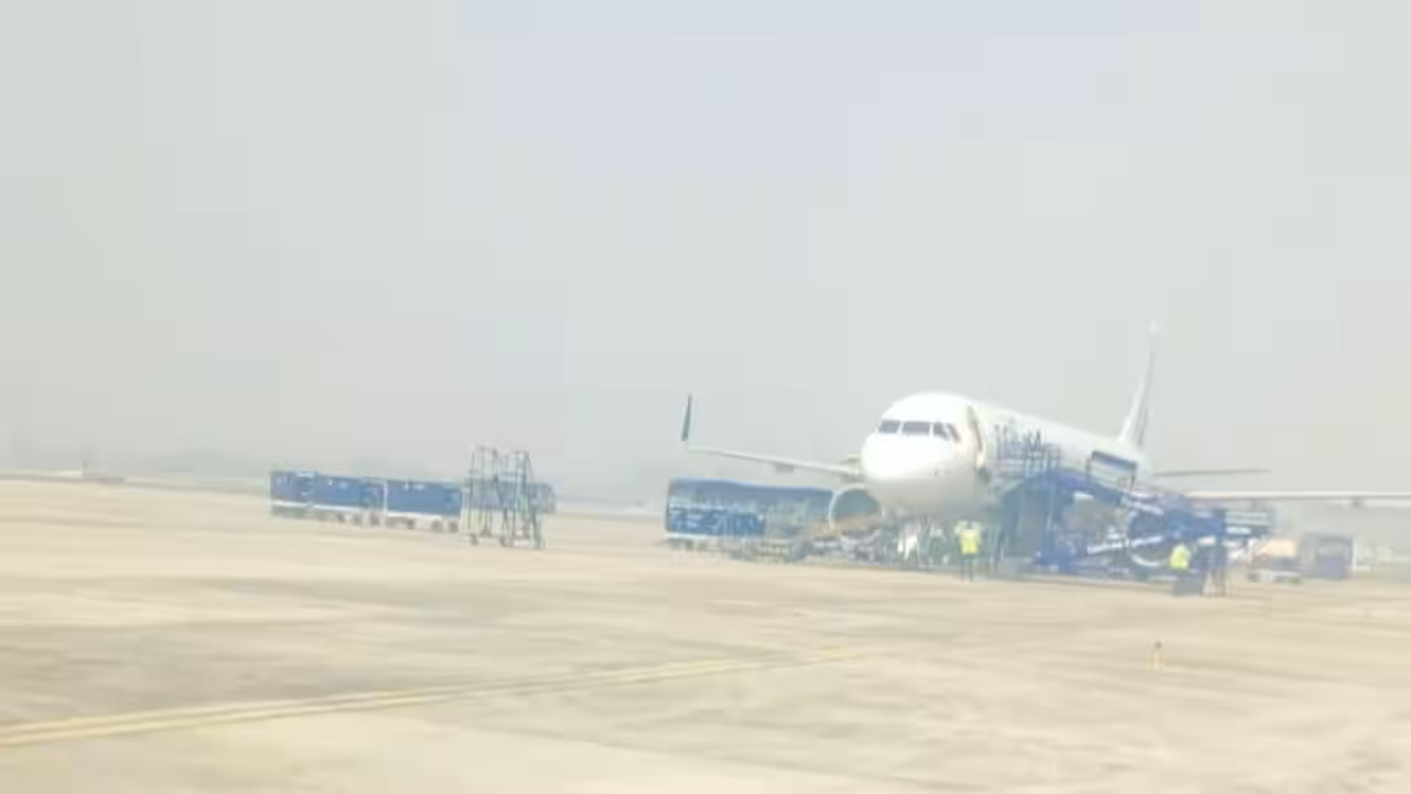 धुएं के कारण विमान की इमरजेंसी लैंडिंग