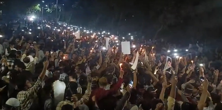 एएमयू परिसर में छात्रों का प्रदर्शन