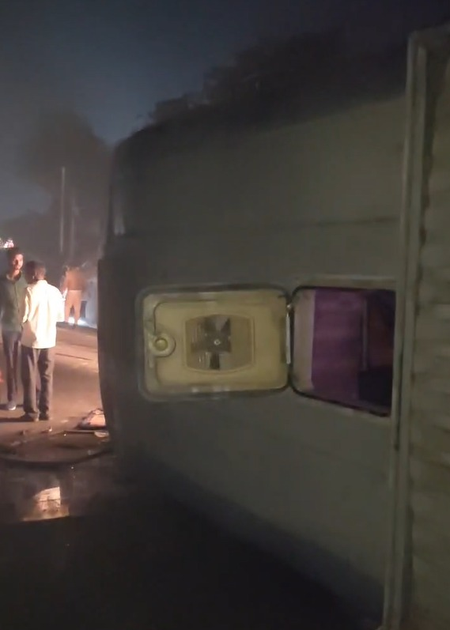 पीलीभीत में डबल डेकर बस पलटी, 24 श्रमिक घायल