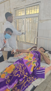 छापेमारी के दौरान पुलिस और ग्रामीणों की हिंसक झड़प