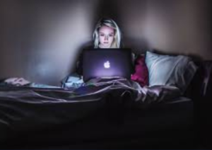 स्क्रीन के बढ़ते इस्तेमाल से आंखों पर खतरा