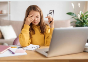 स्क्रीन के बढ़ते इस्तेमाल से आंखों पर खतरा