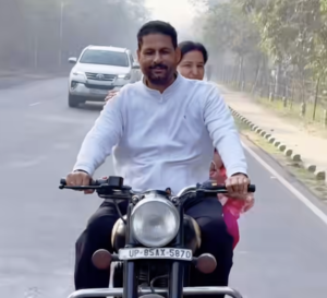 MLA Helmet Controversy: बिना हेलमेट बाइक चलाते दिखे विधायक, वीडियो वायरल