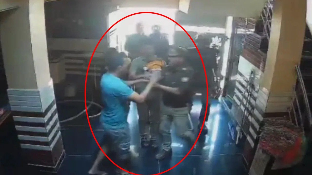 दरोगा ने 14 सेकेंड में फौजी को मारे 6 मुक्के