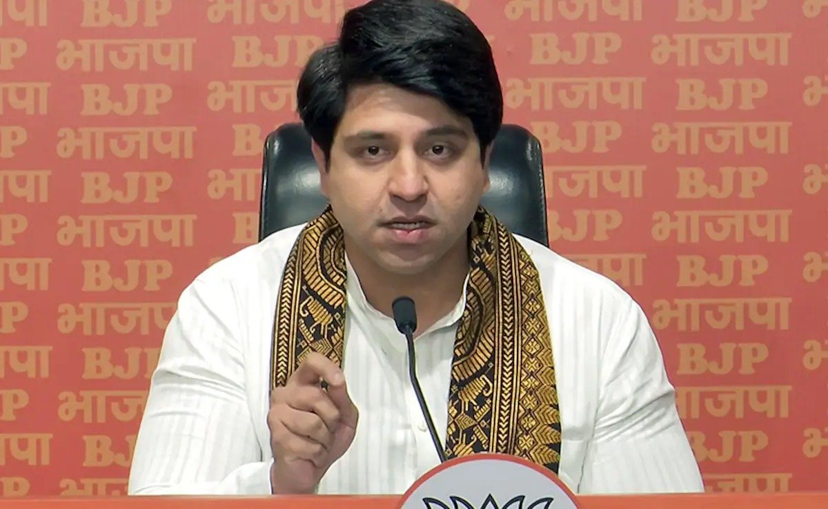 भाजपा नेता शहजाद पूनावाला ने ईंधन आपूर्ति पर टिप्पणी