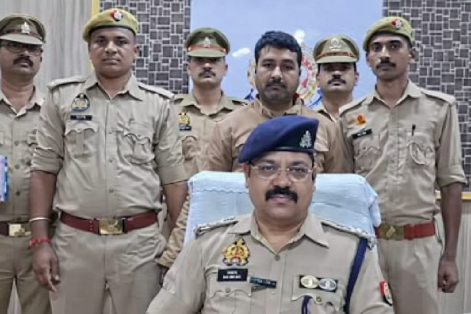 अयोध्या में पुलिस बनकर ठगी करने वाला शातिर गिरफ्तार, गल्ला व्यापारियों को बनाता था निशाना