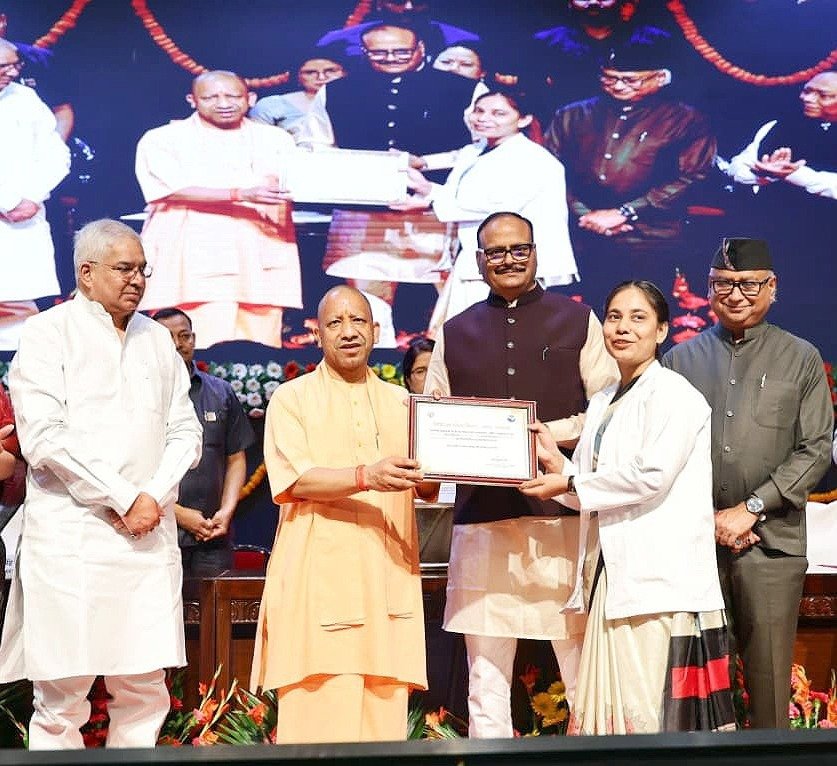 1228 नर्सिंग अधिकारियों को CM योगी ने दिए नियुक्ति पत्र