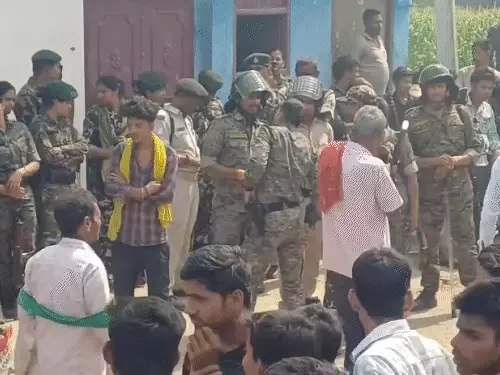 छापेमारी के दौरान पुलिस और ग्रामीणों की हिंसक झड़प