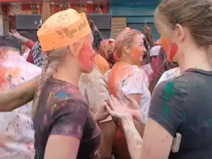 UP Holi Celebration: यूपी में रंगों की धूम