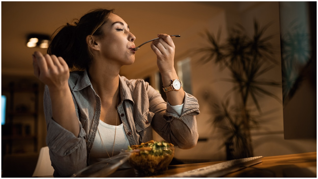 आधी रात को भूख लगने का क्या है असली कारण