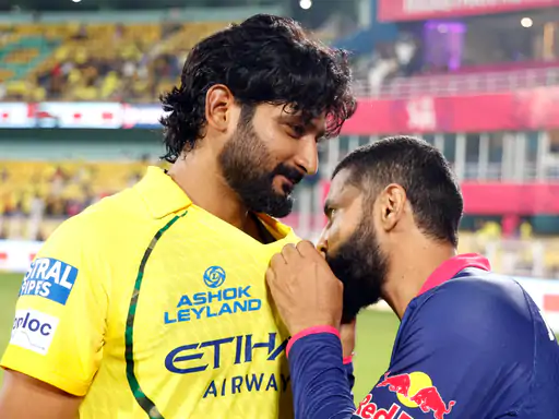 Jadeja CSK Logo Kiss: