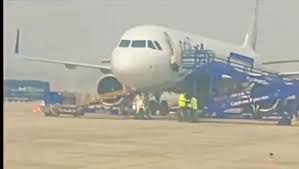 Lucknow Emergency Landing: धुएं के कारण विमान की इमरजेंसी लैंडिंग