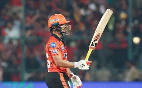 रन और विकेट की रोमांचक रेस