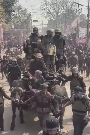 यूपी में रंगों की धूम