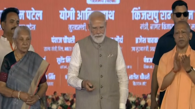 25 वर्षों का इंतज़ार खत्म — पीएम मोदी ने किया जेवर एयरपोर्ट का उद्घाटन