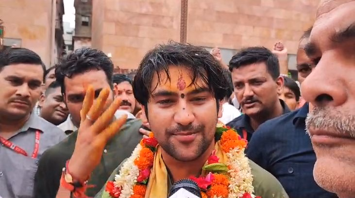 Bageshwar Dham: वाराणसी पहुंचे पंडित धीरेंद्र कृष्ण शास्त्री, शंकराचार्य पर टिप्पणी से किया इनकार