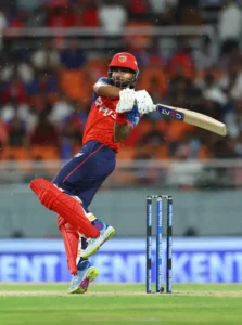 श्रेयस अय्यर ने दो बार छक्का मारा।