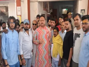 वृंदावन कार टक्कर के बाद हंगामा